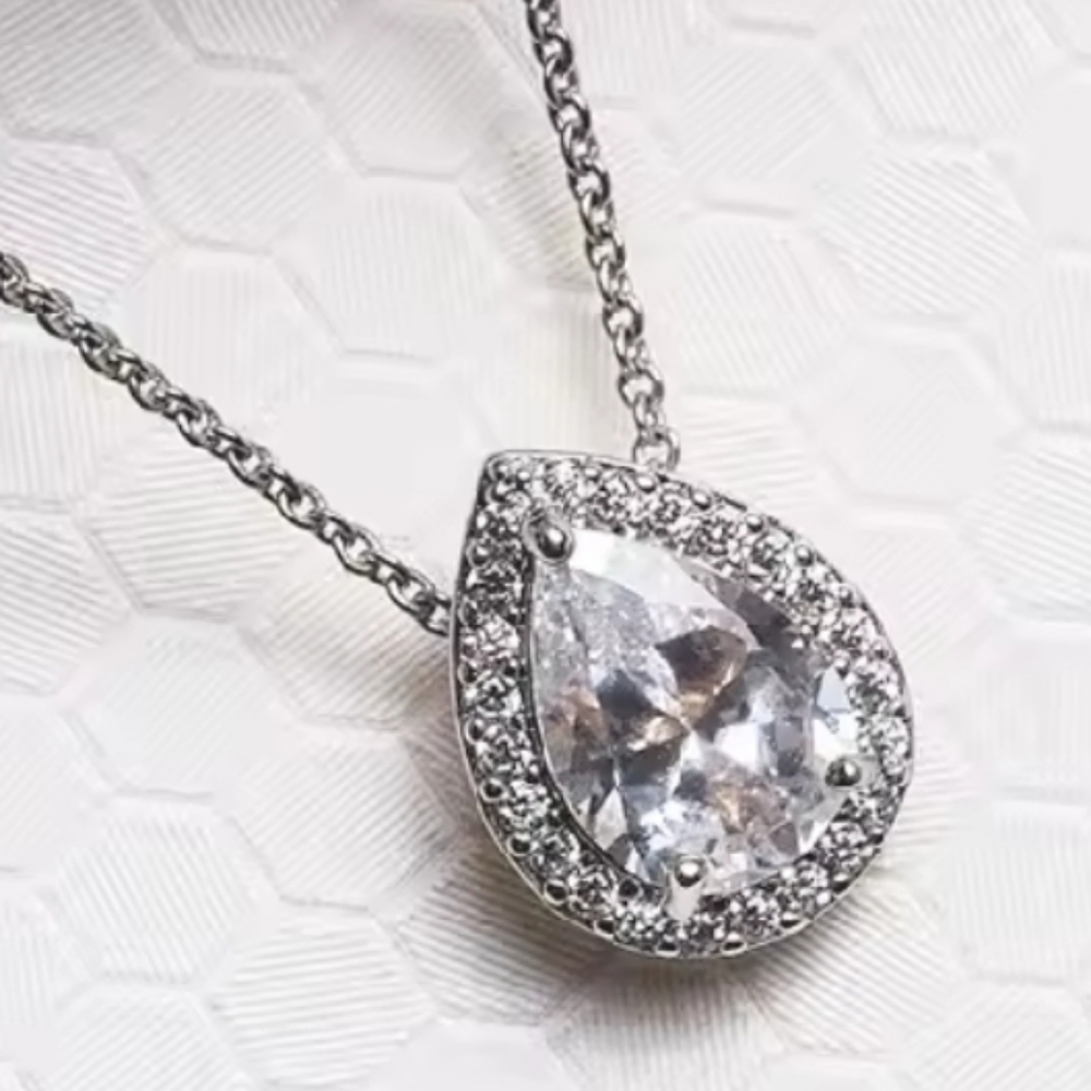 Trendy Pendant  Inlaid Pear Sparkling CZ Necklace